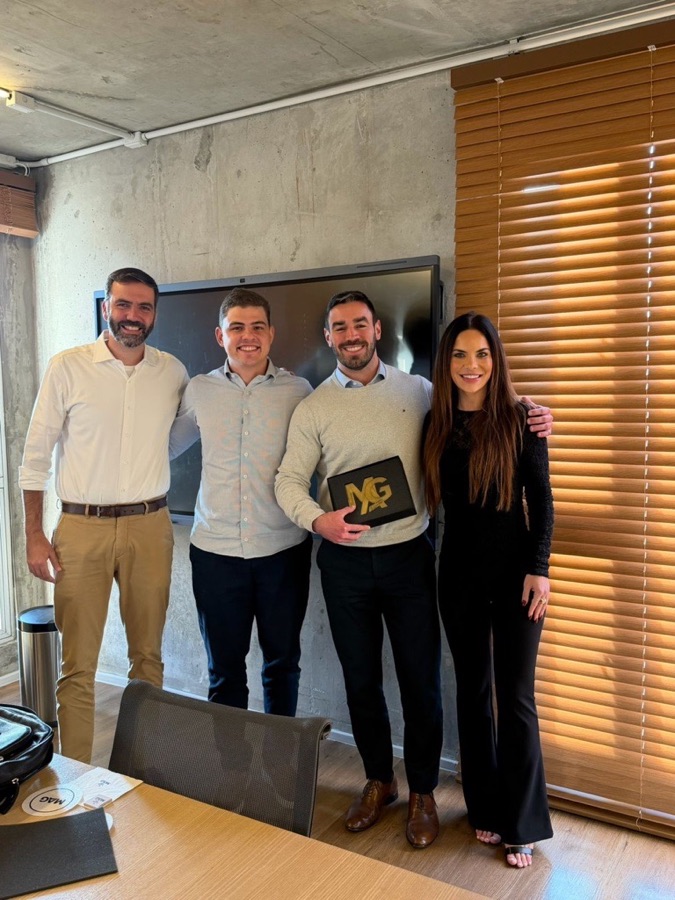 Entrega de premiação da MAG ao canal B2C da XP