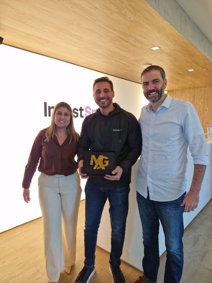 Visita da MAG ao parceiro Be Smart para a entrega da premiação do MAG Exclusive 2025
