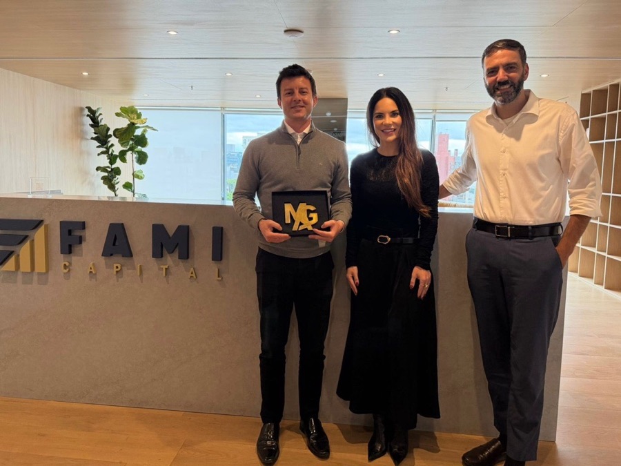 Entrega de reconhecimento da MAG ao parceiro Fami Capital