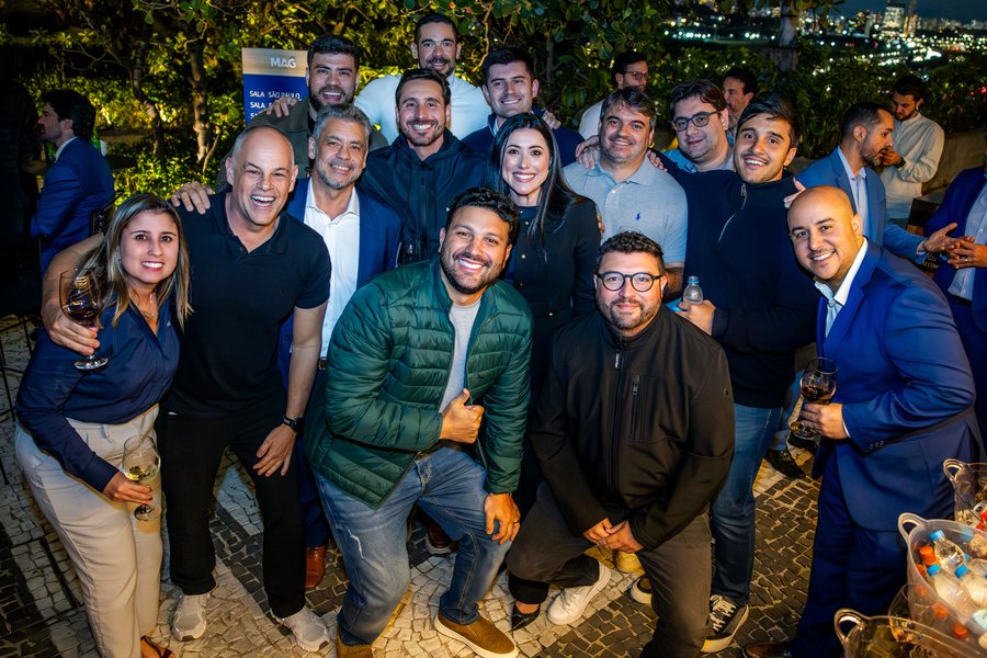 Parceiros da MAG reunidos no happy hour da matriz, em São Paulo, durante a semana da Expert XP