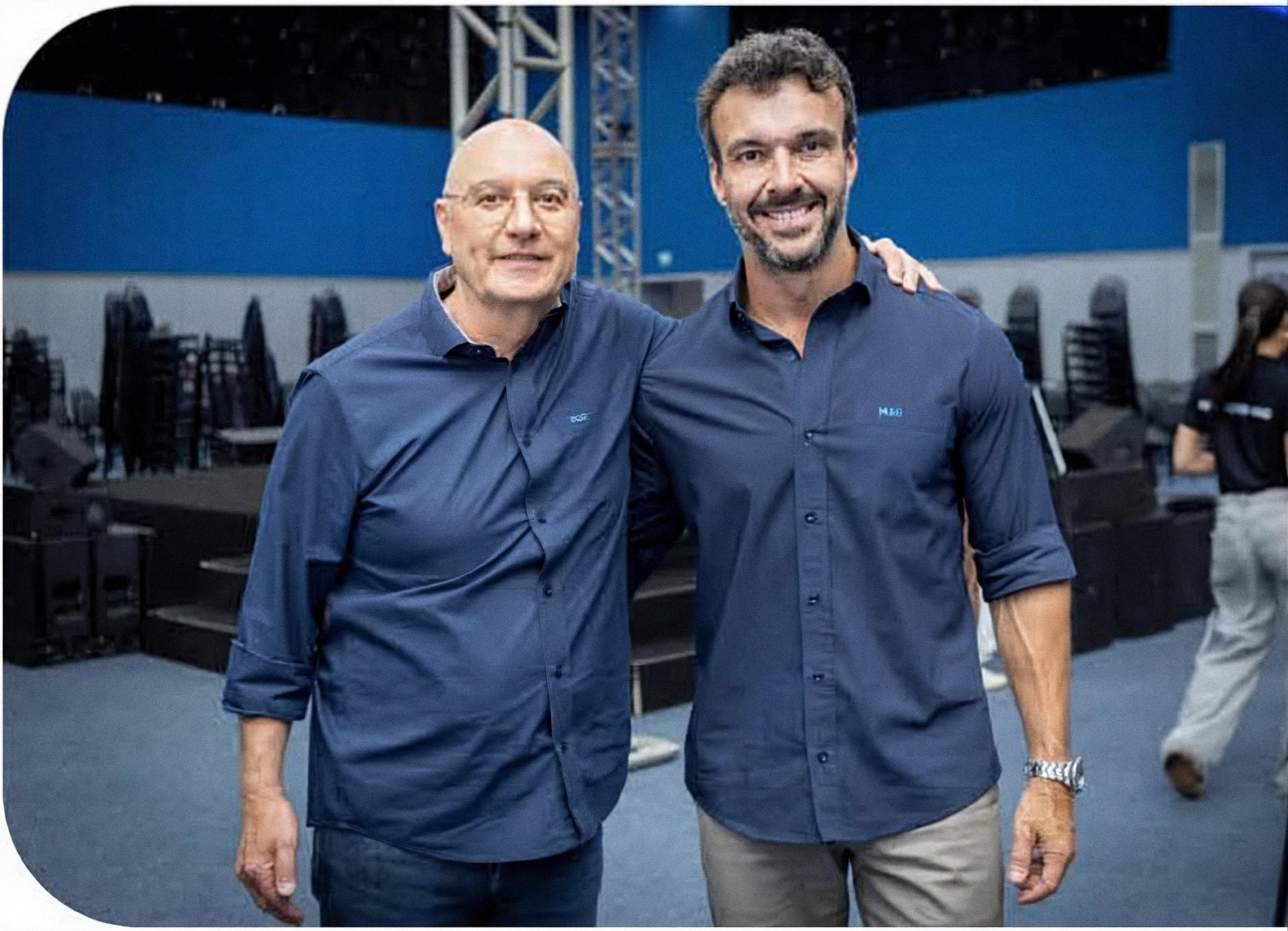 Leonardo Lourenço, vice-presidente do Grupo MAG, com executivo da companhia